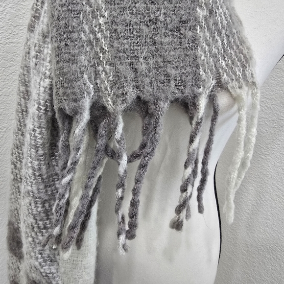 Lauren Conrad Gray Scarve Long Thick Warm Winter One Size - Picture 4 of 6